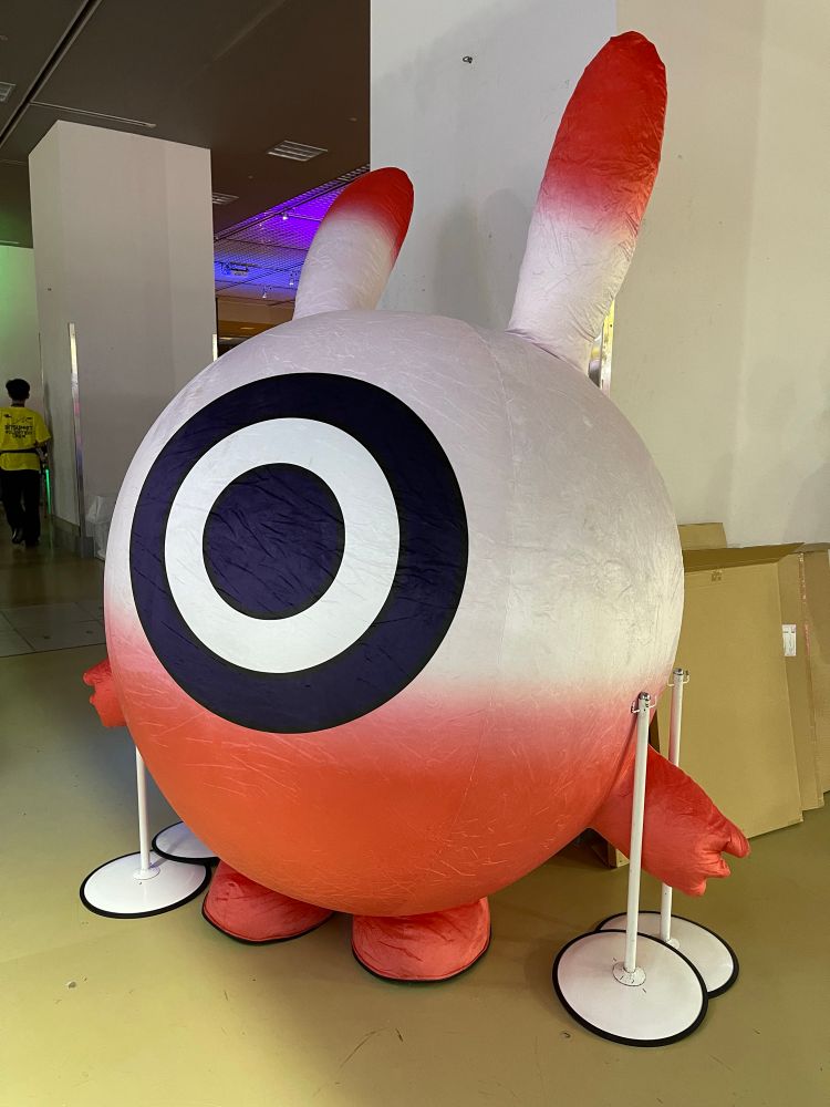 this looks like it could be a suit but there wasn’t anyone wearing it (also I don’t know what it’s called, maybe from that new not-Patapon game)