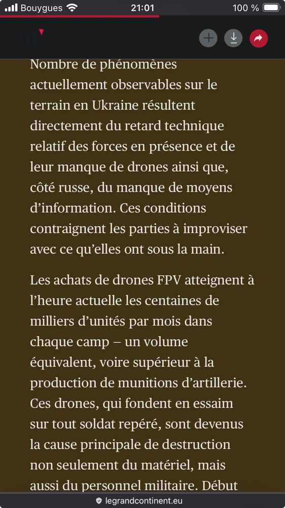 Nombre de phénomènes actuellement observables sur le terrain en Ukraine résultent directement du retard technique relatif des forces en présence et de leur manque de drones ainsi que, côté russe, du manque de moyens d’information. Ces conditions contraignent les parties à improviser avec ce qu’elles ont sous la main.

Les achats de drones FPV atteignent à l’heure actuelle les centaines de milliers d’unités par mois dans chaque camp — un volume équivalent, voire supérieur à la production de munitions d’artillerie. Ces drones, qui fondent en essaim sur tout soldat repéré, sont devenus la cause principale de destruction non seulement du matériel, mais aussi du personnel militaire.