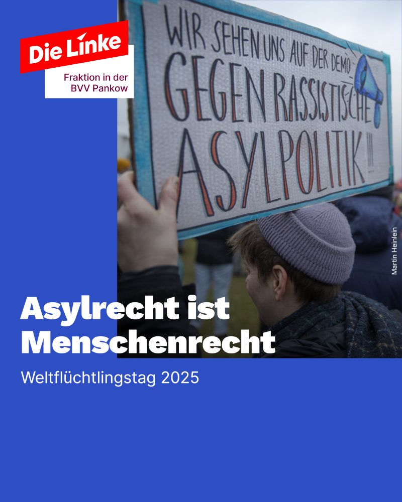 Gezeigt ist ein Junge, der auf einer Demonstration ein Transparent hochhält mit der Aufschrift "Wir sehen uns auf der Demo gegen rassistische Asylpolitik". Dazu der Titel: Asylrecht ist Menschenrecht. Weltflüchtlingstag 2025