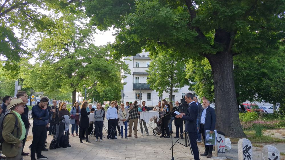 Fraktionsmitglied Oskar Lederer spricht bei der Einweihung des Ashkelon-Platzes in Pankow.