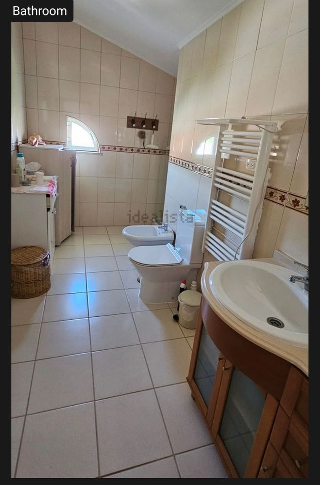 Upstairs bath w shower