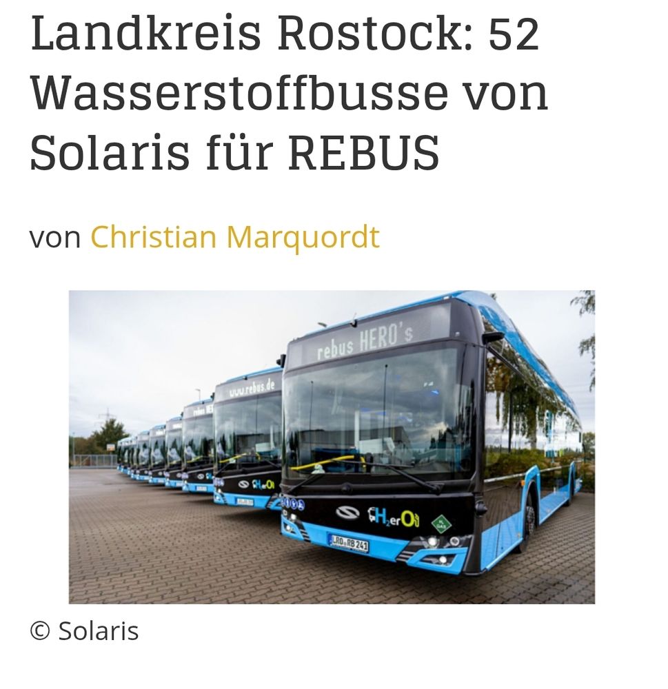 Landkreis Rostock: 52 Wasserstoffbusse von Solaris für REBUS“ –  Überschrift über einem Bild von mehreren blau-weißen Bussen mit der Aufschrift „rebus HERO's“ vor einem Gebäude. Die Busse sind teilweise von anderen, ähnlich aussehenden Bussen umgeben.  Text unter dem Bild: „von Christian Marquardt“ und „© Solaris“.