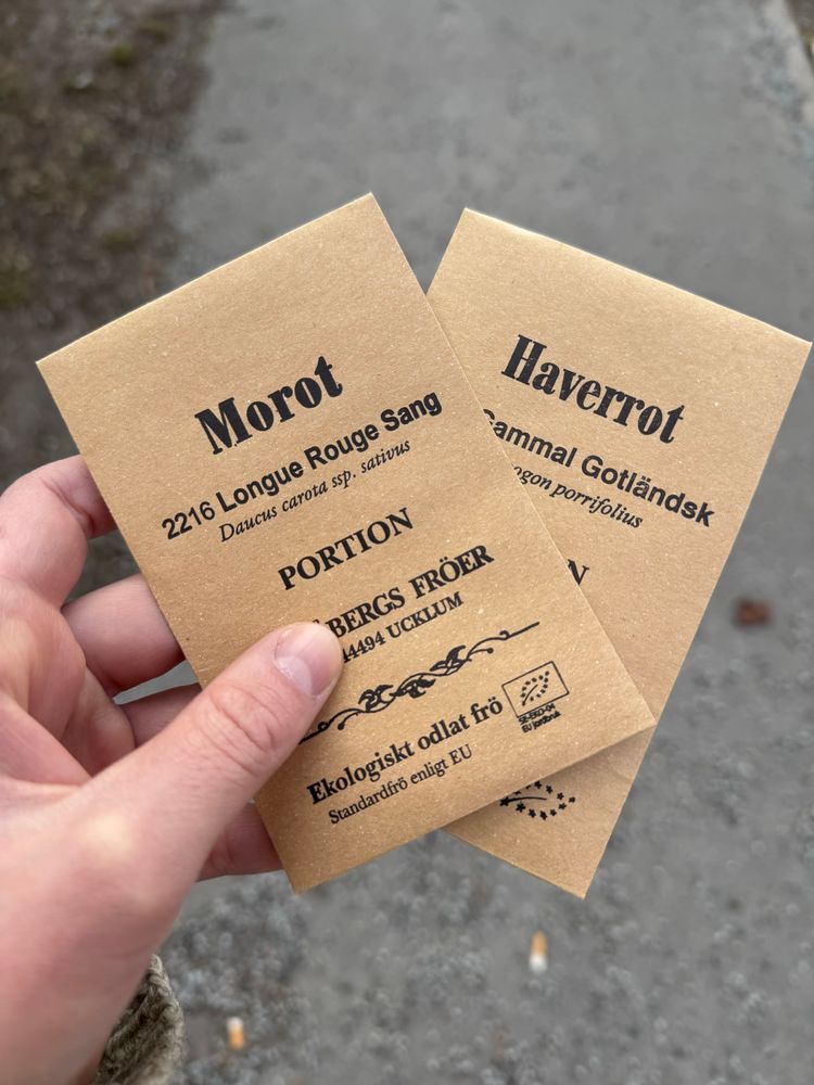 Två påsar med fröer. Morot longue rouge 
sang och gotländsk haverrot