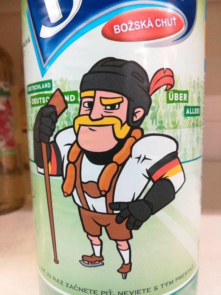 Bierdose Marke "Bozska Chut" mit stilisiertem deutschen Eishockeyspieler in Lederhosen, Nationalfarben, blondem Schnauzbart und Feder am Hut. Um sein Hals ist eine Würstchenkette gelegt. Die schematisierten Fans im Hintergrund halten Spruchbänder hoch, die in Kombination "Deutschland, Deutschland über alles" ergeben.