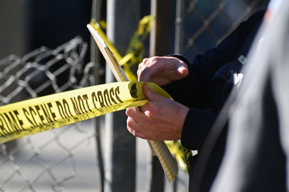 The suspects' ski masks, lack of marked police vehicles, and absence of emergency lighting contradicted standard police protocol for serving warrants.