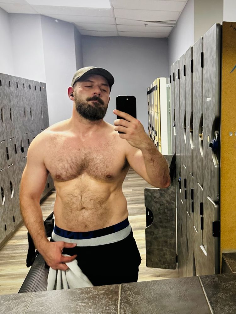 Me doin my I’m a lil teapot pose in lockers next to the scale that can’t tell me nothin 