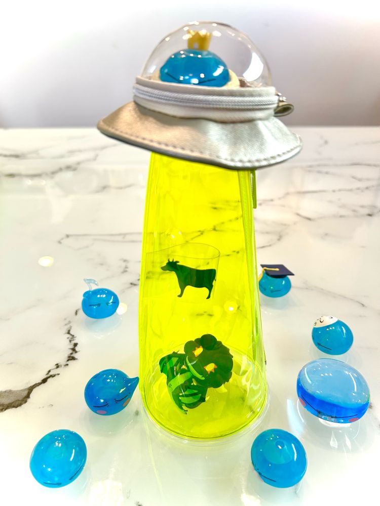 未確認飛行ペンケース
UFOに乗るリムル様と、アブダクションされる暴風竜ヴェルドラ