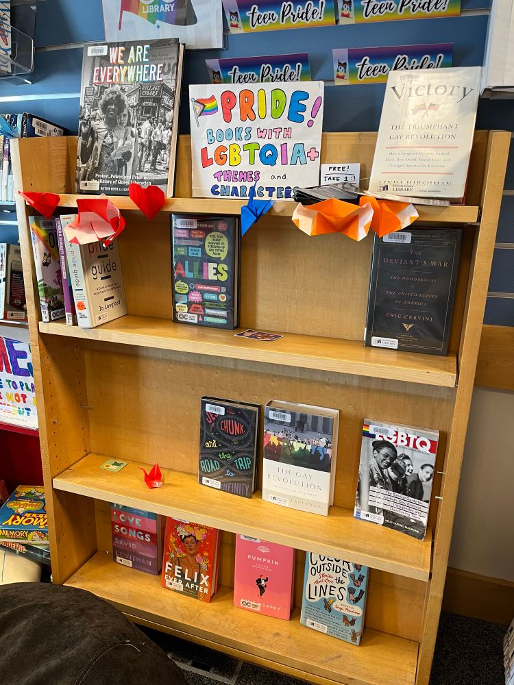 PRIDE本棚。歴史や小説、自伝などが陳列されている