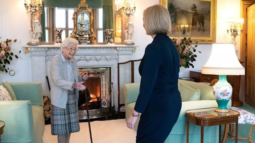 Photo: QE II meets Liz ‘lettuce’ Truss & offers her hand, which is heavily bruised.