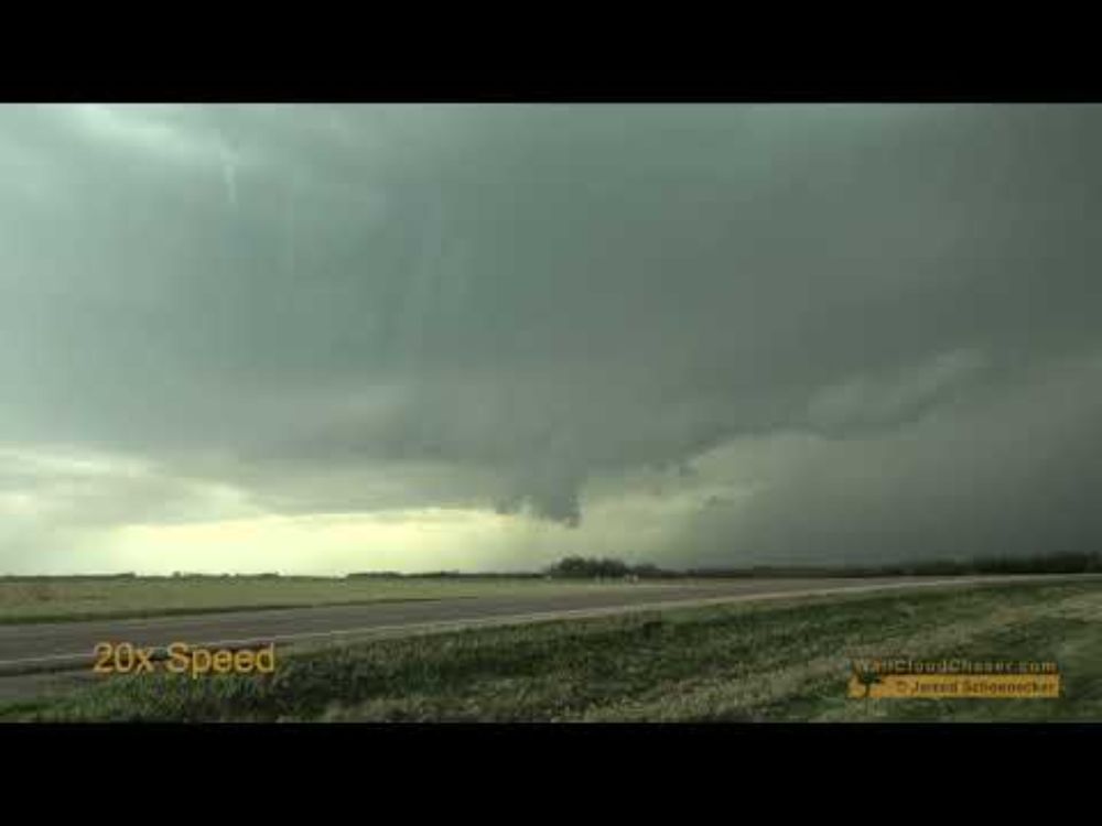 4K ~ Funnel-Like Wall Cloud Near St. Peter, Minn., ~ April 17, 2025
