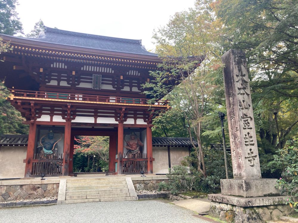 室生寺の門　
右に柱が立っている