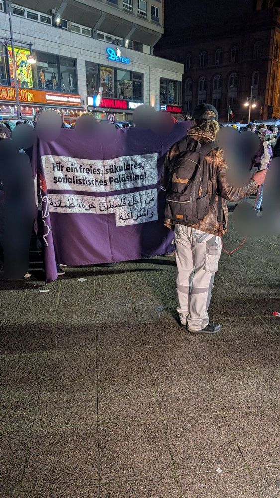 Ein Demo Plakat der verbotenen Antisemiten Demo am Alex mit dem Schriftzug: für ein freies sekulares und sozialistisches Palästina 
(Die Leute meinen das ernst)