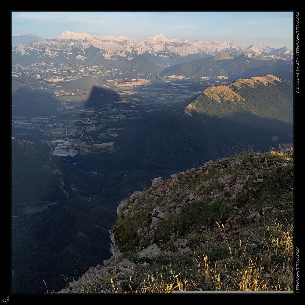Un bout de sommet herbeux au dessus d'une vallée