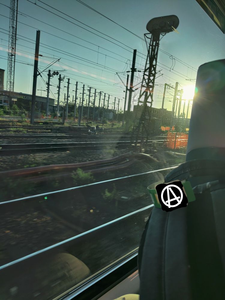 paysage industriel vu a travers la fenêtre d'un train 