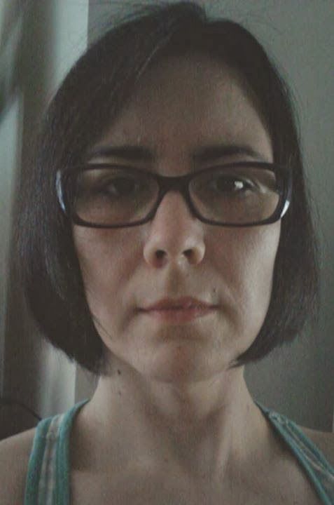 Foto de rosto de uma mulher branca com cabelos pretos na altura do queixo. 