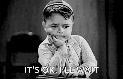 Schwarz-weiß Foto eines kleinen Jungen, der anscheinend ungeduldig wartet. Am unteren Rand steht:"It's OK, I'll wait. 