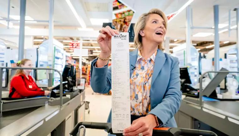 Sylvie Listhaug som viser frem kvittering fra Maxi mat på Nordbysenteret like ved grensen mellom Norge og Sverige 