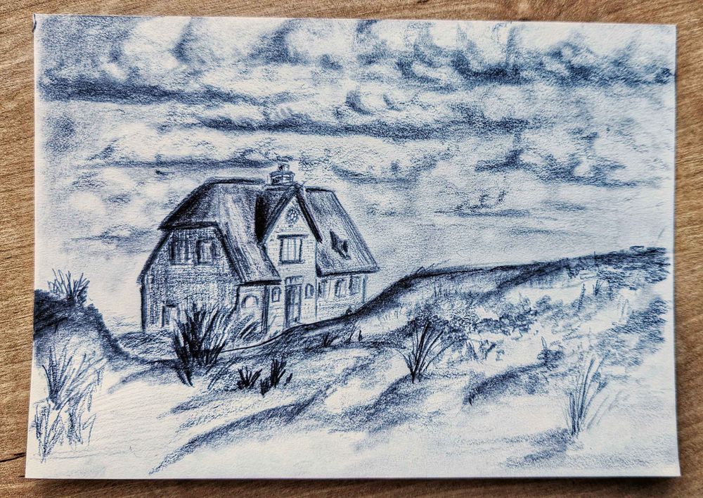 Kohleskizze eines reetgedeckten Hauses in den Dünen von Sylt unter bewölktem Himmel