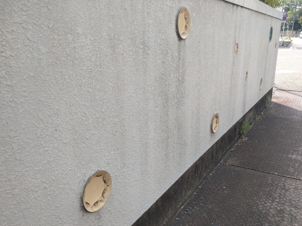 民家の壁に馬の目皿の装飾。