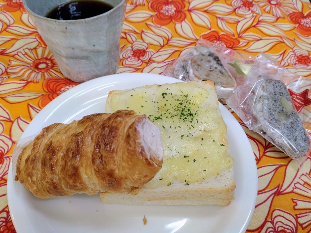 マロンコルネ、クロックムッシュ、
カット売りのシュトーレン2種類
コーヒー