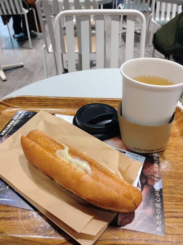 バゲットサンドとハーブティー