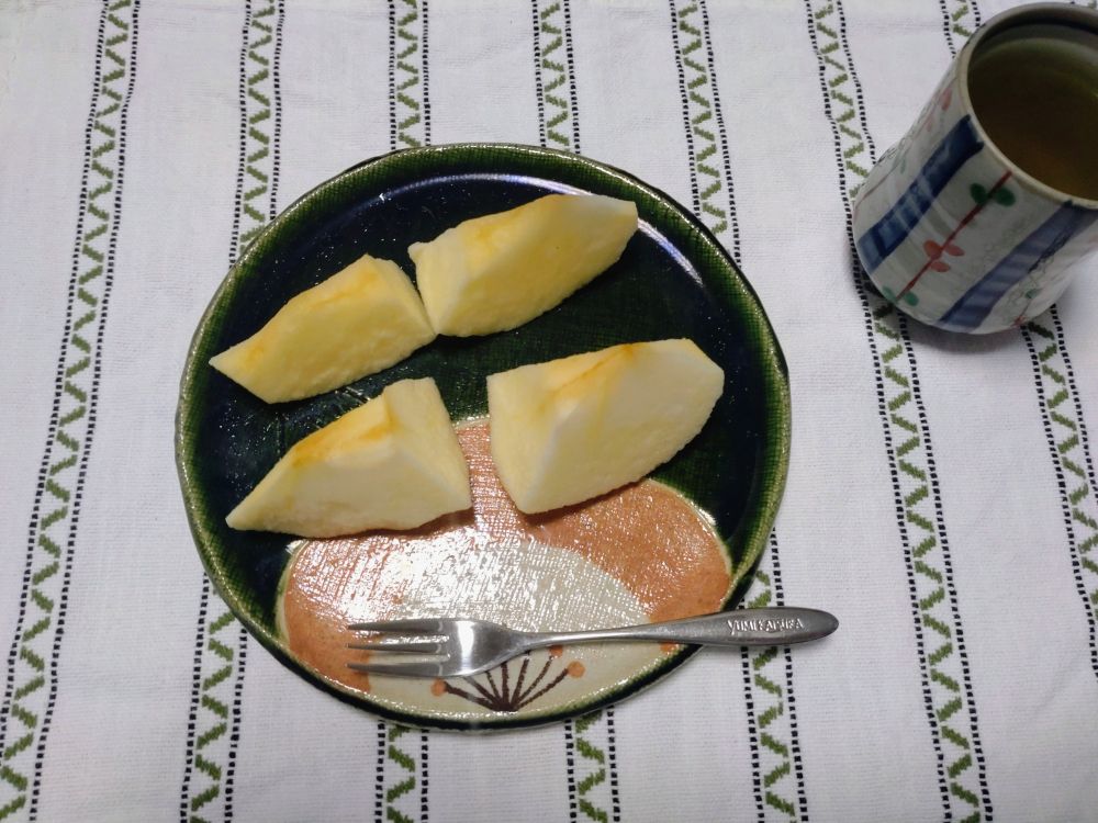 織部の皿にのせたりんご