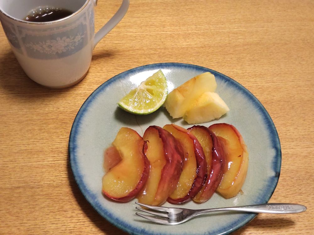 焼きりんごとすだち、食べ比べ用に焼いてないりんご2かけ。コーヒー。