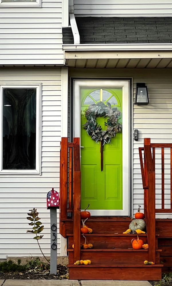 An inviting front door in Oak Park, Illinois 