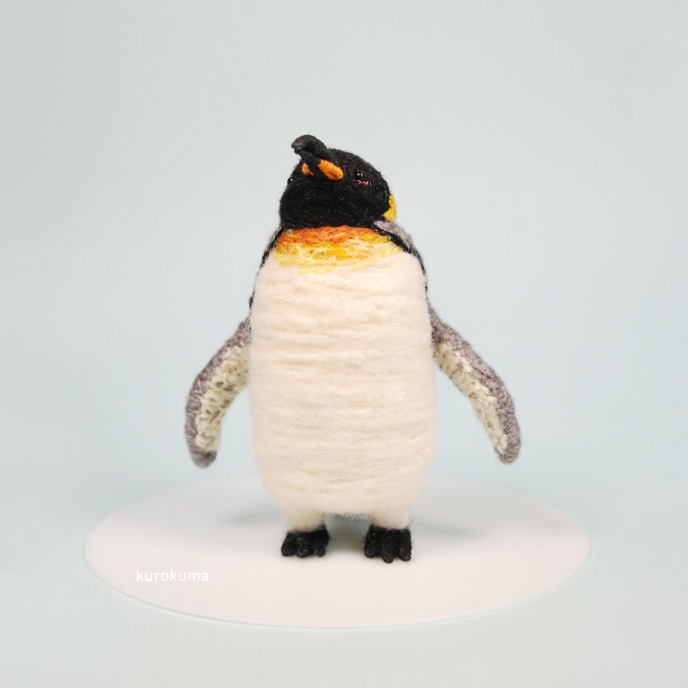 キングペンギン／オブジェ
フリッパーも曲げ伸ばし可能です

Artwork：King Penguin
This penguin's flippers can bend and straighten.

毛糸とワイヤーの動物たち
kurokuma