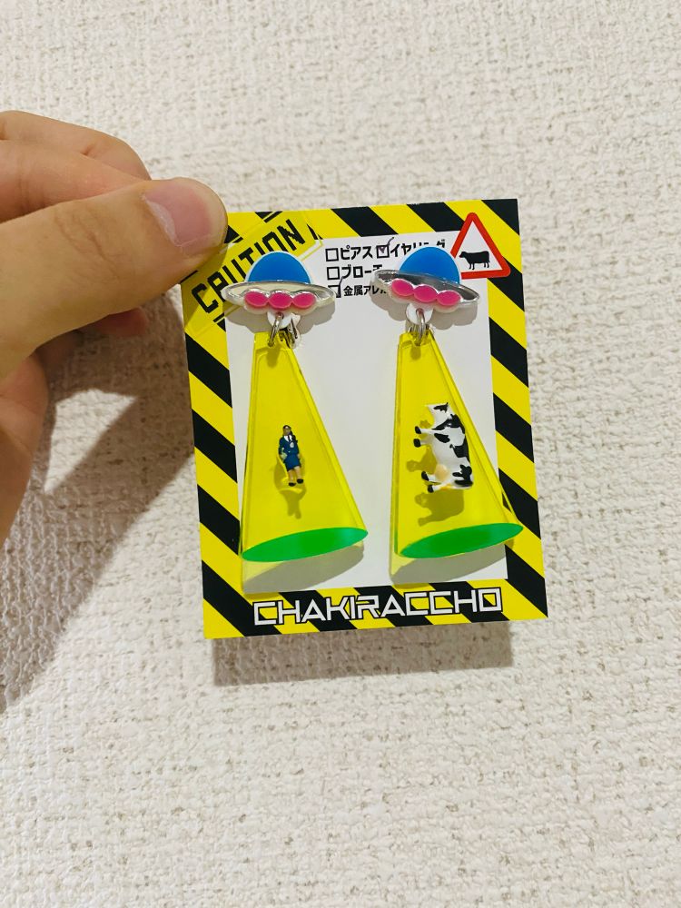 UFOに連れ去られる人と牛のイヤリング
