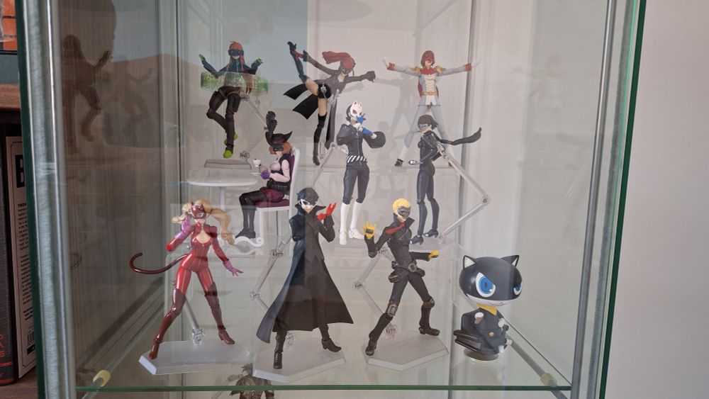 A collection of Persona 5 figmas (and Morgana nendoroid) in a detolf, all posed to emulate their all-out attack finishing poses
