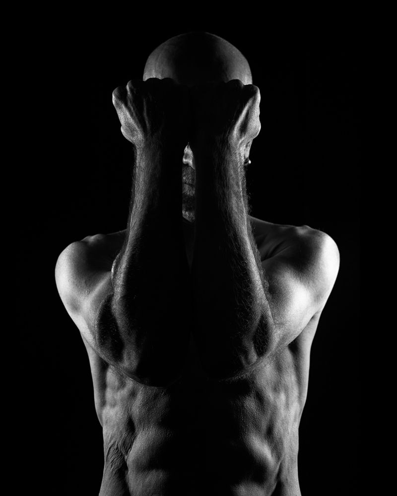 homme torse nu de face, les poings levés. 
"Fermer les yeux, fermer les poings mais aller de l'avant sans se retourner."