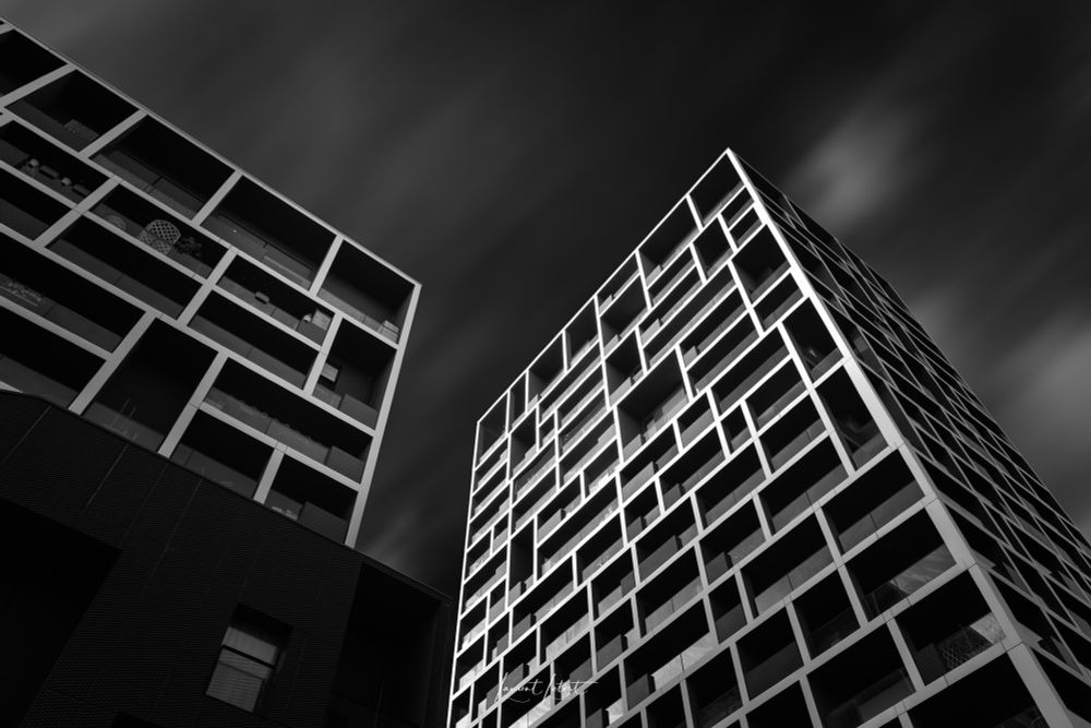 Le Tryo - Architecte ! Blanchard Marsault Pondevie
Deux tours élancées en noir et blanc issu du "Tryo", illustrant le style de l'architecte.