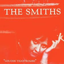 Portada del disco Louder than bombs del grupo the smiths. Foto en naranja de una chica de mirada intensa que apoya la cabeza en la mano. 