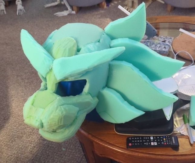 A 3/4ths view of the Incineroar head base. His cheek fluffs are all attached on one side.