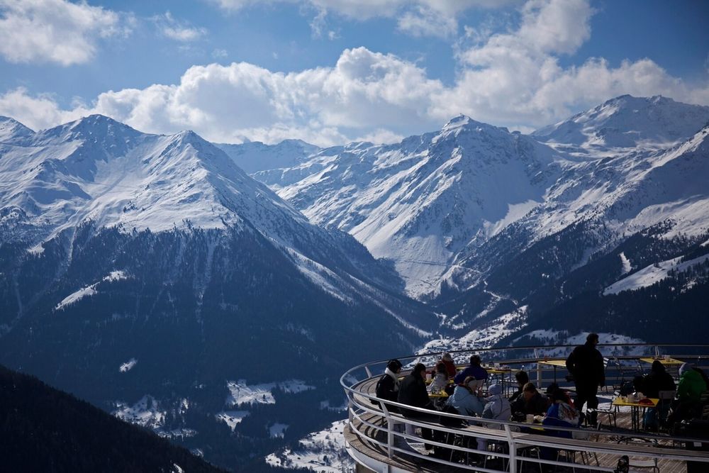 Val d'Anniviers, Saint-Luc, Kanton Wallis, Schweiz

Jean-Marie Hullot 📷
#OTD 5.3.2010


Das Panorama von Grand Mountet auf die «Krone von Zinal» mit Zinalrothorn, Trifthorn, Wellenkuppe, Ober Gabelhorn, Mont Durand, Pointe de Zinal, Dent Blanche und Grand Cornier gilt als eines der schönsten in den Alpen. Der gesamte Talschluss unter Einschluss des Weisshorns heisst auch Kaiserkrone (Couronne impériale). Er bildet das Schaustück der weiter talauswärts am Hang gelegenen Dörfer Saint-Luc und Chandolin sowie des nördlich der Rhone gelegenen Montana.

This file is licensed under the Creative Commons Attribution 3.0 Unported license.
You are free:
to share – to copy, distribute and transmit the work
to remix – to adapt the work
Under the following conditions:
attribution – You must give appropriate credit, provide a link to the license, and indicate if changes were made. You may do so in any reasonable manner, but not in any way that suggests the licensor endorses you or your use.
	This file, which was originally posted to http://www.fotopedia.com/items/jmhullot-CP6K3tuYiiw, was reviewed on 8 August 2014 by reviewer Natuur12, who confirmed that it was available there under the stated license on that date.