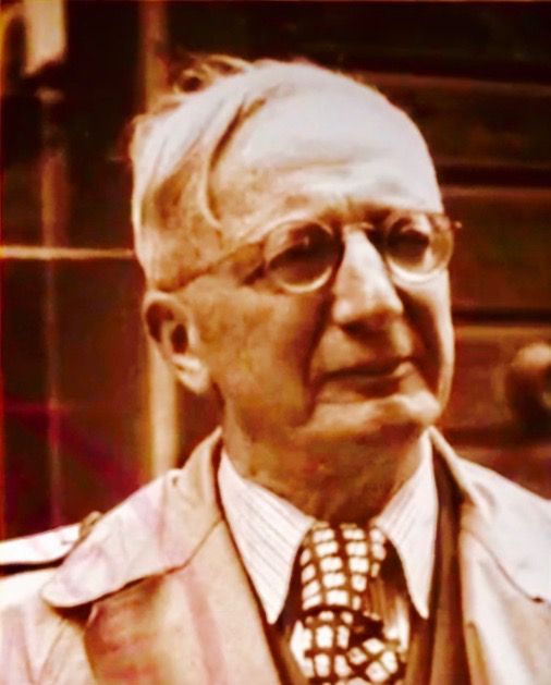 Der deutsche Psychiater und Schriftsteller Alfred Döblin (1878–1957) am 7. Juli 1947 in Berlin.

Pressebild-Verlag Schirner (Deutsches Historisches Museum, Berlin) https://www.dhm.de/lemo/bestand/objekt/ba009833 and https://www.dhm.de/lemo/biografie/alfred-doeblin

This image (or other media file) is in the public domain because its copyright has expired and its author is anonymous.
This applies to the European Union and those countries with a copyright term of 70 years after the work was made available to the public and the author never disclosed their identity.