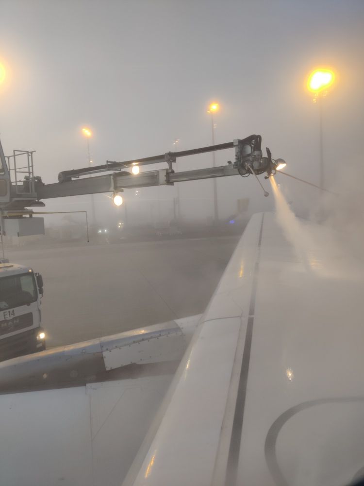 Einteisungsmaschine fotografiert durch das Fenster eines Flugzeuges 