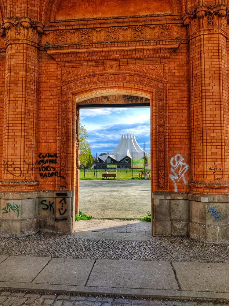Berlin, ehemaliger Anhalter Bahnhof. Blick durch einen offenen Torbogen auf das Tempodrom. 