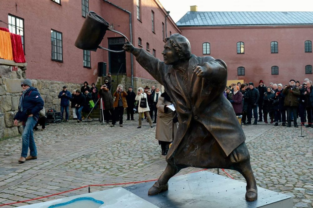 Statue of the lady who hit a neo-nazi with her purse. She is depicted in the act of nazi-hitting. Nazi is not shown
