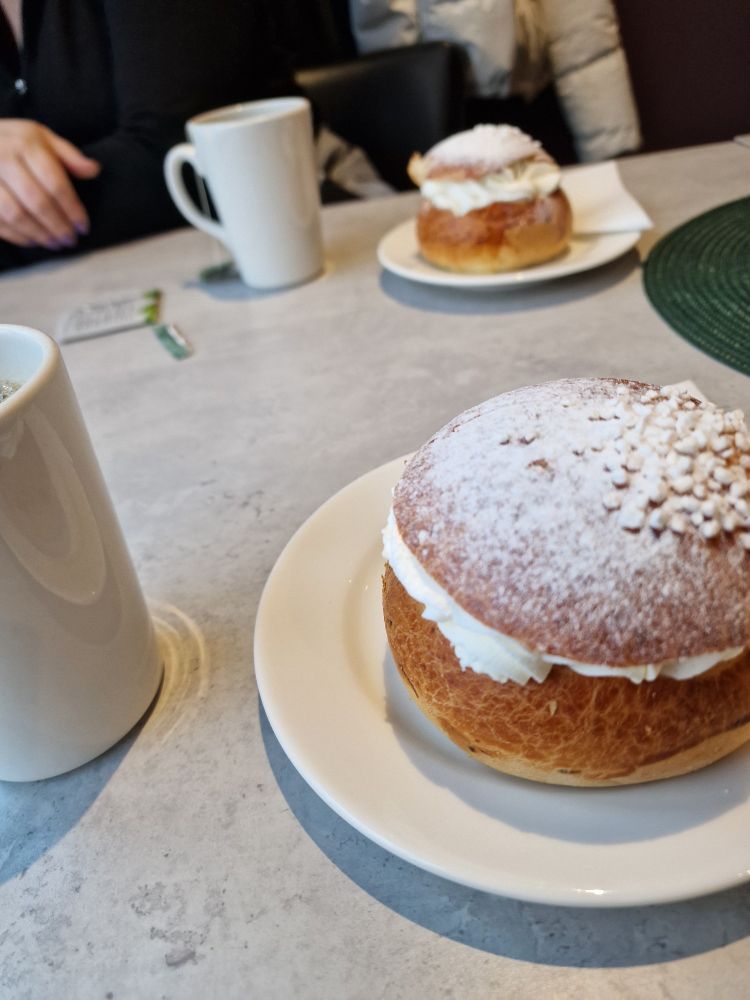 Laskiaispullat ja kahvikupit