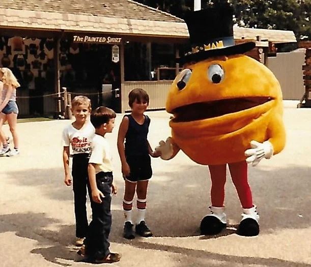 Pac-Man eats some fans in front of the Air Brush shirt stand. 