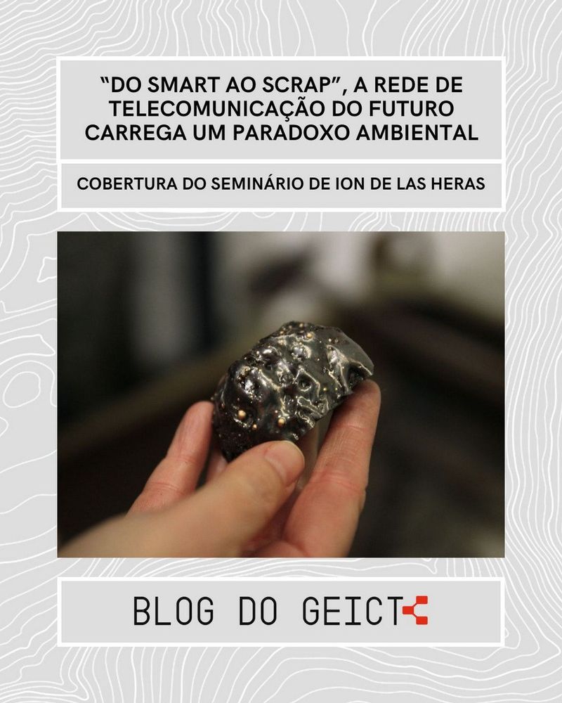 Cartaz de anúncio majoritariamente cinza com os dizeres “‘Do smart ao scrap’, a rede de telecomunicação do futuro carrega um paradoxo ambiental” - “Cobertura do seminário de Ion de las Heras”. Ao centro, a imagem de um pedaço de lixo vitrificado.