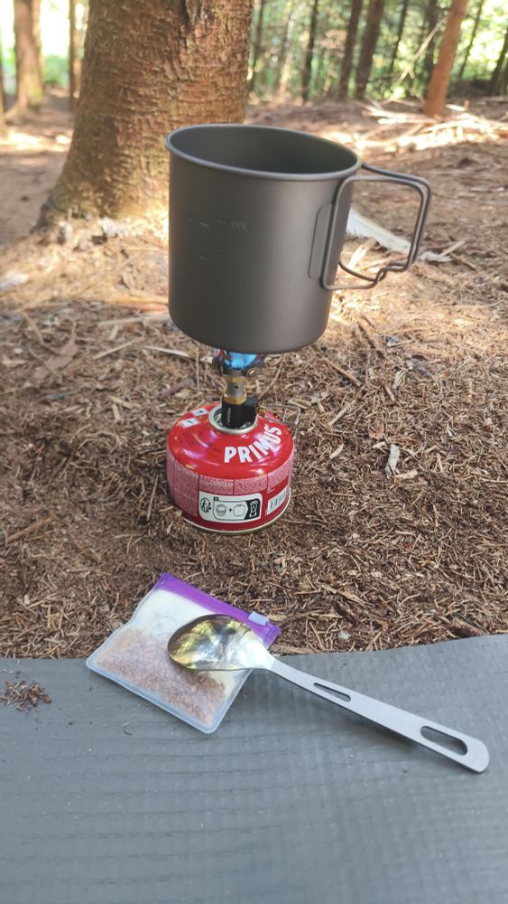 Hier mache ich mir gerade Wasser für einen Kaffee über einer Gasflamme heiß.