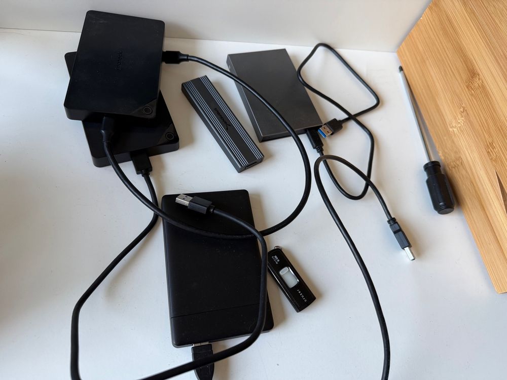 Fünf Festplatten in externen Festplatten-Gehäusen.