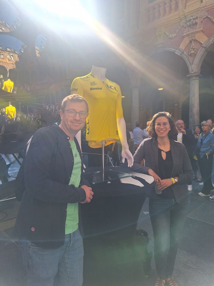 Laurent Perin conseiller départemental et Faustine Balmelle-BALMELLE-DELAUZUN Conseillère municipale au tour de France devant le maillot jaune