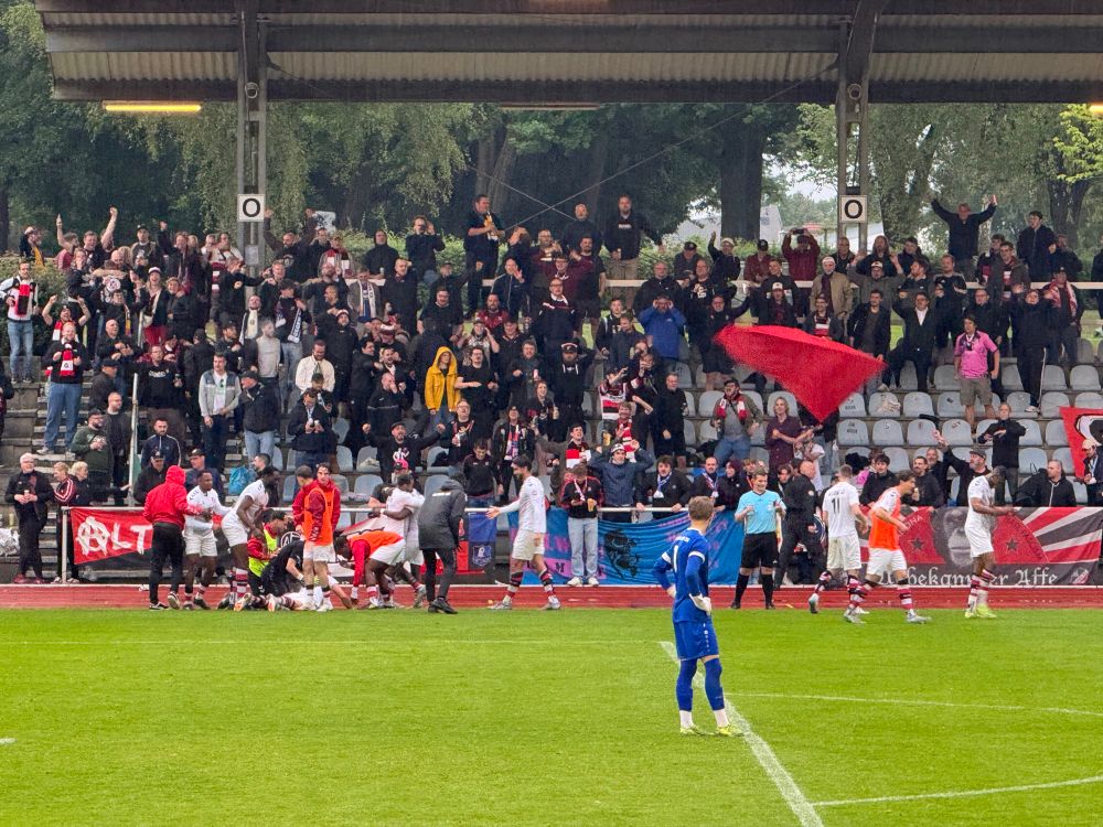 Die Mannschaft bejubelt mit ihren Fans das Tor zum 0:2