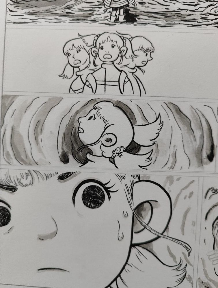 recorte de uma página de HQ, toda feita em nanquim, representando três quadros. O primeiro quatro tem uma garotinha, de cabelos presos em duas partes, olhando para os lados confusa. No segundo quadro ela está de perfil olhando para cima e ao fundo, vemos o que parece ser um túnel. No terceiro quadro, temos um zoom em seu rosto, que parece preocupada e desconfiada.