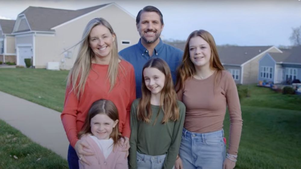 Virginia: Republikaner Derrick Anderson inszeniert sich auf Wahlplakat als Dreifach-Vater – mit fremder Familie