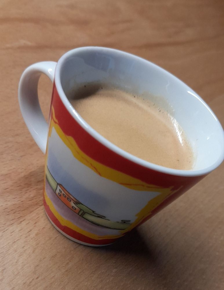 Eine köstliche Expresse im maximal hässlichsten Expressentässchen.
